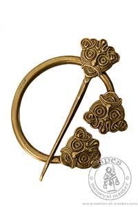 Fibula wikińska z Hom. Medieval Market, A decorative brass brooch for tying up the clothing.